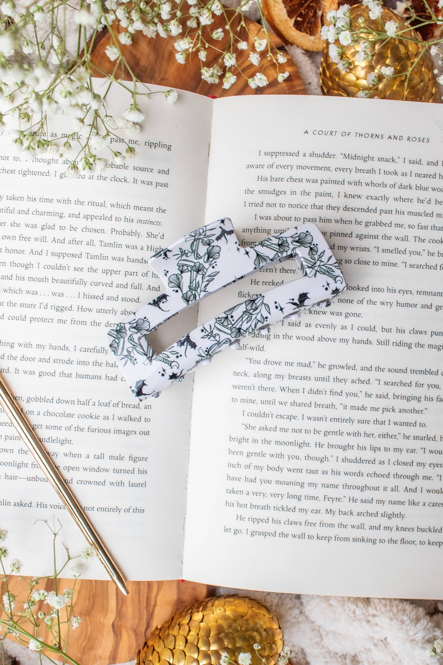 Meaggie Moos - PREORDER | Bookish Hair Claw Clip for Lovers - Ivory Swords