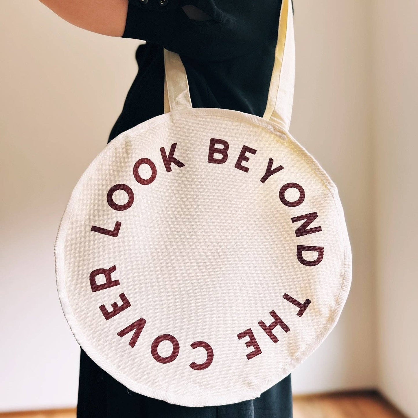 The Storyline Styles - Look Beyond the Cover Circle Tote, Totes,100% Cotton, Canvas