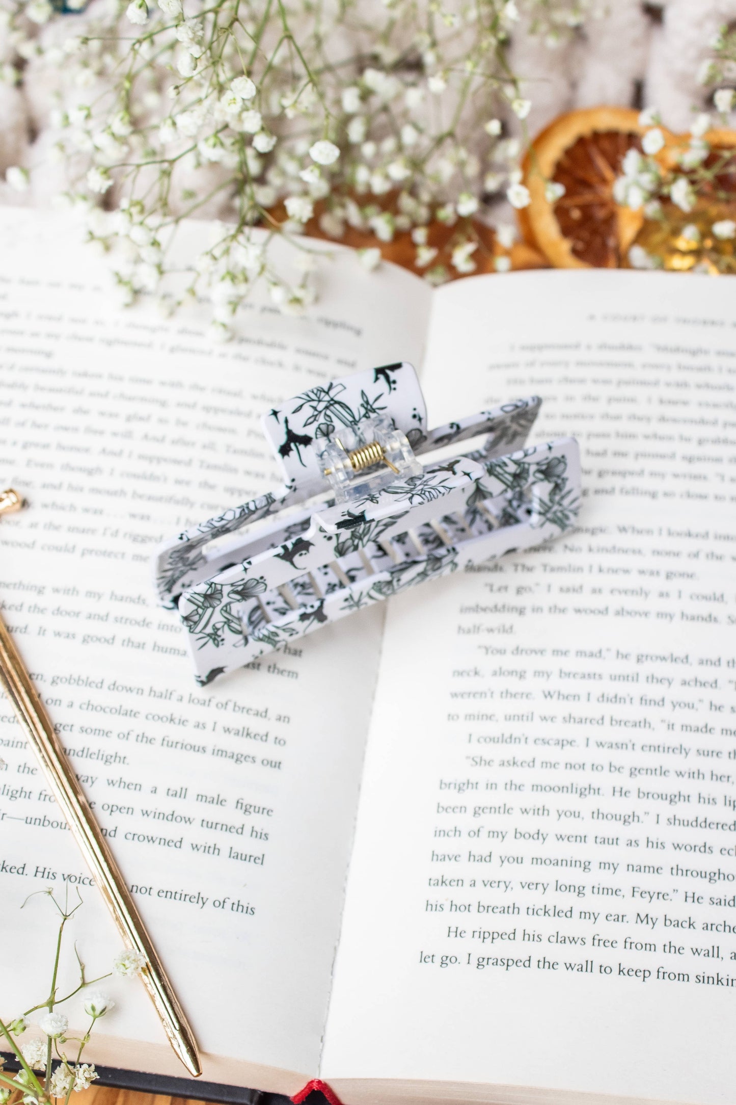 Meaggie Moos - PREORDER | Bookish Hair Claw Clip for Lovers - Ivory Swords