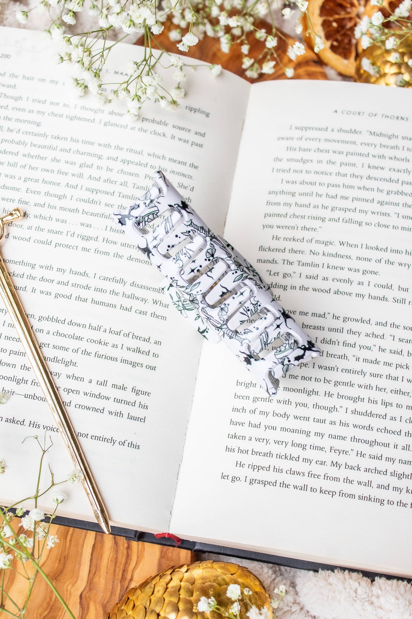 Meaggie Moos - PREORDER | Bookish Hair Claw Clip for Lovers - Ivory Swords