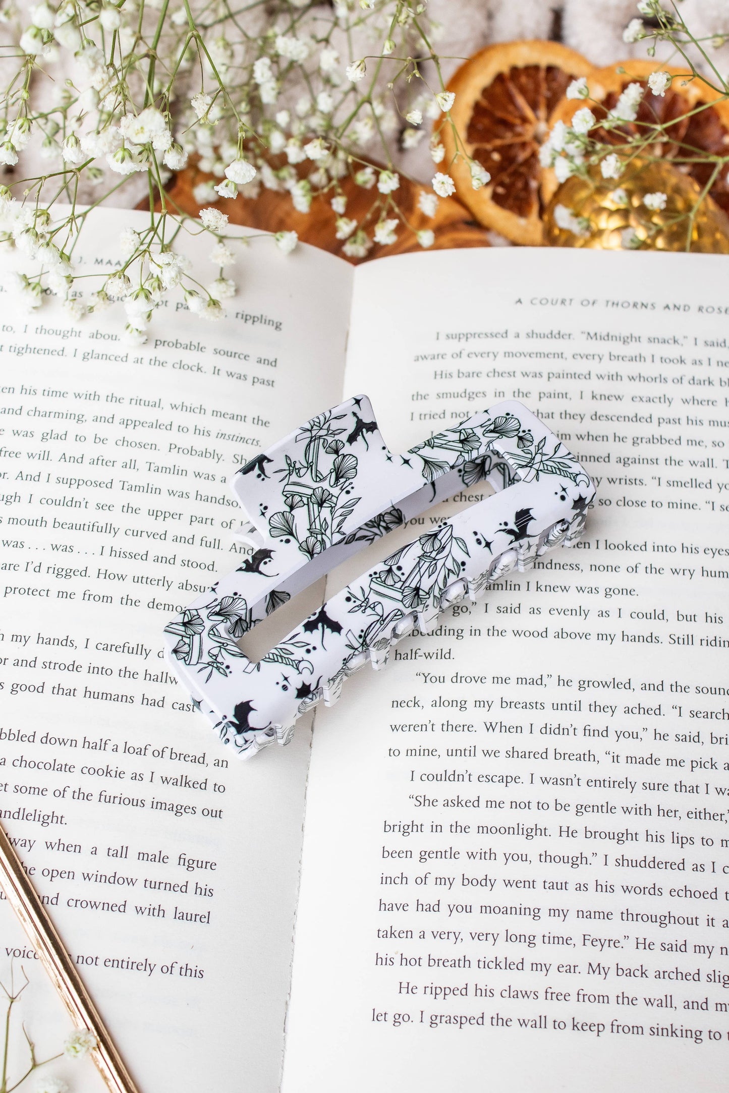 Meaggie Moos - PREORDER | Bookish Hair Claw Clip for Lovers - Ivory Swords